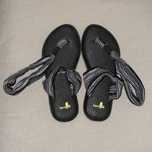 Like New Sanuk Black Sz 1-2 Kid Yoga Foam Cushion Gray Thong Wrap Sandal